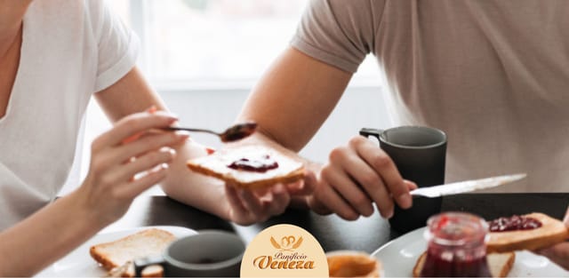 Café da manhã com pães frescos Veneza