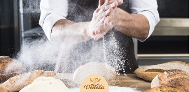 Padeiro trabalhando massa com farinha — tradição artesanal Veneza